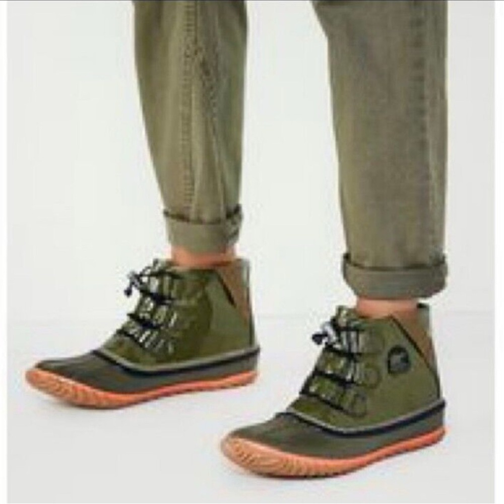 Sorel “out and about” boot Olive patent leather